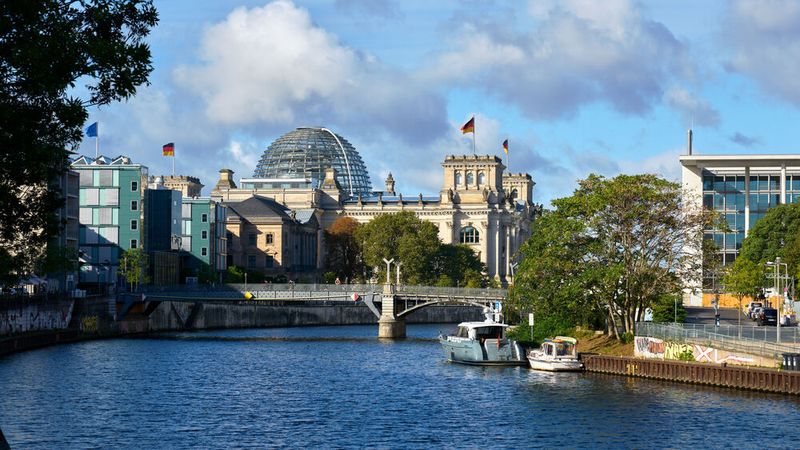 Die Grünen-Vorsitzende Franziska Brantner begrüßt die klare Aufklärung, betonte aber, dass das Einbestellen des Botschafters nicht ausreiche. Die Bundesregierung müsse entschlossener gegen russische Desinformationskampagnen vorgehen und eingefrorene russische Vermögenswerte zur Unterstützung der Ukraine nutzen.(Bild: ©  maxdigi – stock.adobe.com)