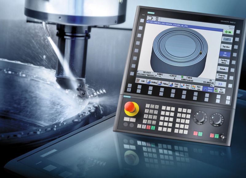 Besonders bei den Steuerungen und dem dazu notwendigen Bedienfeld hat sich hinsichtlich der Bedienerfreundlichkeit von Produktionsmaschinen viel getan. (Bild: Siemens)