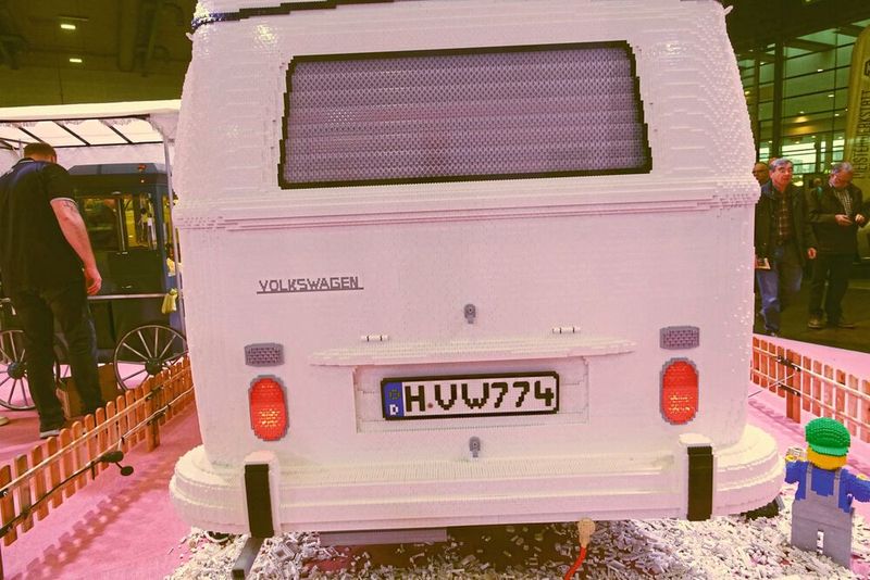 Das Vorbild für diesen Bulli aus Bausteinen war der T2a „Horst“ aus der Sammlung von Volkswagen Nutzfahrzeuge. (Bild: Dominsky –  »kfz-betrieb«)