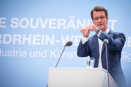 Hendrik Wüst, Ministerpräsident von NRW, betont: „300 Milliarden Euro neue Brutto-Wertschöpfung in einem Land, das jetzt im siebten Jahr kein Wachstum hat. Wenn das keine Zukunftsverheißung ist. Wenn das nicht eine Chance ist, dann weiß ich nicht.“ (Bild:  Deutsche Telekom)