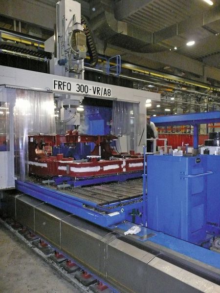 Bild 2: Diese Maschine ist mit einem universellen Fräskopf und einem Winkelfräskopf ausgerüstet, die automatisch ausgetauscht werden können.  (Bild: Tos Kurim)