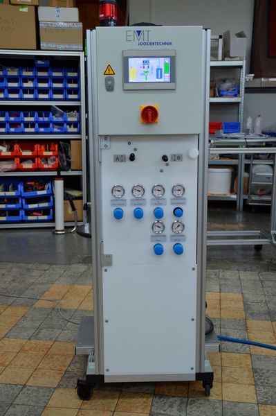 Frontansicht: Diese Maschine steht noch in der Montagehalle von EMT in Werdohl. Bald werden mit ihrer Hilfe Komponenten für medizinische Geräte gefertigt. Über das Bediengerät von Wachendorff Prozesstechnik lassen sich Produktionsparameter einstellen und überwachen.  (Wachendorff)