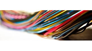 Die Elektrik/Elektronik im Automobil hat mittlerweile eine hohe Komplexitiät erreicht. Mithilfe von Sensorik in der Herstellung lassen sich Einbußen bei Leistung, Qualität oder Verfügbarkeit vermeiden. (Bild: DiIT)