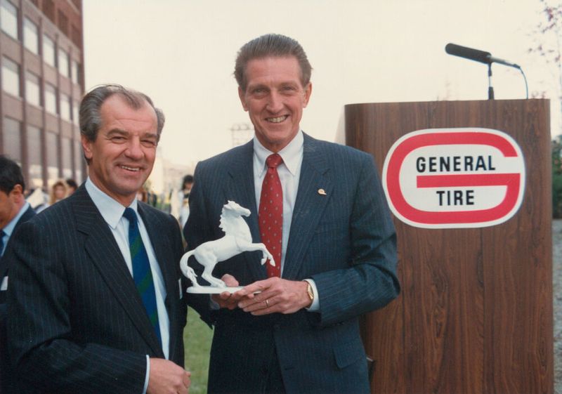 Horst W. Urban und Gilbert H. Neal in Akron (Ohio) anlässlich der Übernahme von General Tire durch Continental (1987). (Bild: Continental AG)