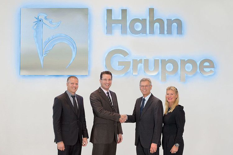 Nach der Vertragsunterzeichnung: (v.li.) Frank Brecht (Geschäftsführer der Hahn-Gruppe), Steffen Hahn (Geschäftsführender Gesellschafter der Hahn-Gruppe), Roman Rösch ( Geschäftsführender Gesellschafter der Rösch-Gruppe) und Heidi Wentz-Rösch (Gesellschafterin der Rösch-Gruppe). (Foto: Hahn)