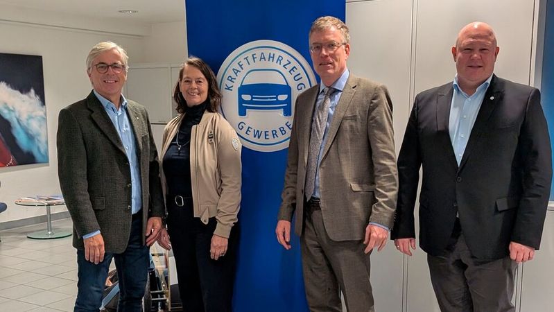 Der Landesverband Schleswig-Holstein stellt sich geschlossen hinter den Kurs des ZDK (v.l.): Tim Schneider (stv. Präsident), Nina Eskildsen (Präsidentin), Jan-Nikolas Sontag (Geschäftsführer) und Björn Bigga (Schatzmeister).(Bild:  Kfz-Gewerbe Schleswig-Holstein)
