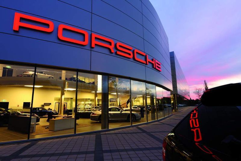 Ausdrucksstark: Das Porsche-Zentrum in Düsseldorf.  (Foto: Gottfried Schultz)