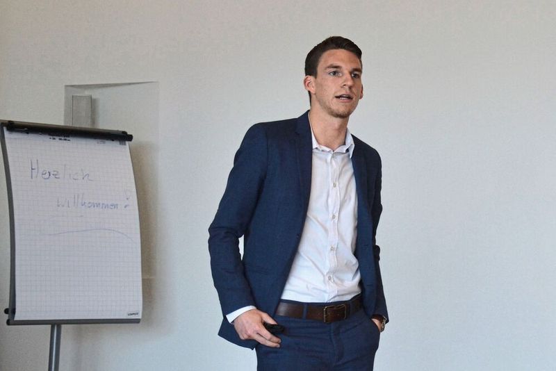 Niklas Hostnik präsentierte eine ZDK-Studie zum Thema Elektromobilität. Unter anderem sprach er über die Auswirkungen der Elektromobilität auf den Serviceumsatz im Kfz-Gewerbe. (Bild: Michel / »kfz-betrieb«)