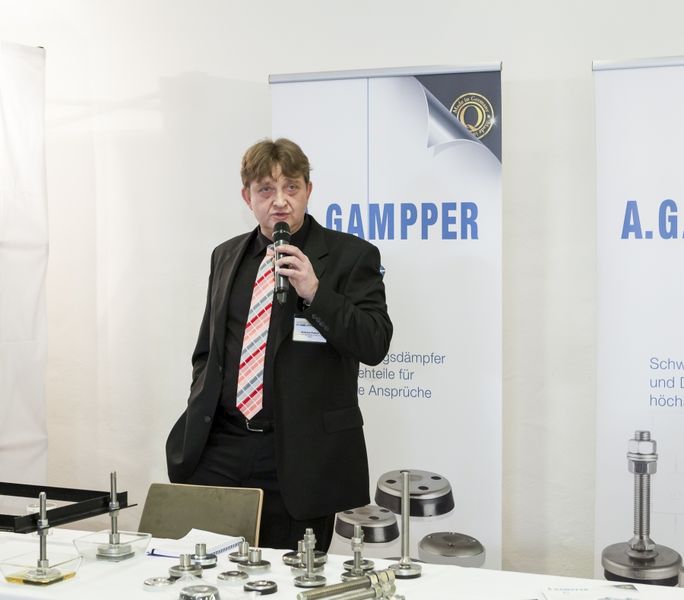 Zum Produktprogramm von A. Gampper Werkzeuge (im Bild Andreas Pletsch) gehören u.a. Qualitätssenklote aus Zink, Messing und Stahl sowie schwingungsisolierende Maschinen- und Pumpenfüße zur flexiblen fundamentlosen Aufstellung von Maschinen und Pumpen. (Bild: Bausewein/PROCESS/PharmaTEC/Schüttgut)