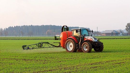 Landwirt bringt Herbizid aus (Symbolbild) Landwirt bringt Herbizid aus (Symbolbild)
