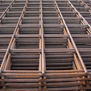 Tonnen schwerer Armierungsgitter  werden auf den Baustellen benötigt. Bild: Schlatter