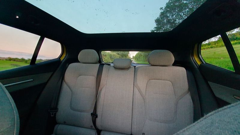 6. Das Raumgefühl: Im Testwagen war das Raumgefühl trotz der kompakten Abmessungen auch dank des großen Panoramadachs recht luftig. Gleichwohl war die Sicht nach hinten ziemlich eingeschränkt. (Bild: Mauritz – VCG)