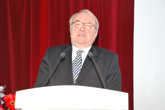 „Die Kollegen, die sich bisher mit der 12-Volt-Technik beschäftigt haben, kommen für die Reparatur der Elektro-Fahrzeuge nicht in Frage“, glaubt der SPD-Abgeordnete Uwe Beckmeyer. (Archiv: Vogel Business Media)