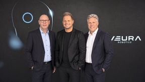 Sie haben den Kauf von Adlatus durch Neura eingefädelt (v.l.): Adlatus-CEO Stefan Erhardt, Neura Robotics-CEO David Reger und Andreas Lindemann, Geschäftsführer der Neura Mobile Robots GmbH. (Bild: Neura Robotics)