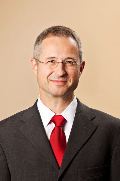 „Katalysatoren spielen bei der Entwicklung innovativer Kunststoffe eine wesentliche Rolle, denn mithilfe von Katalysatoren können wir Kunststoffe noch exakter formen und so noch genauer auf die Bedürfnisse und Anforderungen unserer Kunden eingehen“, sagt Alfred Stern, Borealis Executive Vice President Polyolefine. „Die neue Anlage in Linz ermöglicht es uns, auf den Ergebnissen der Grundlagenforschung in unserem Innovation Centre in Porvoo, Finnland aufzubauen und dort entwickelte Katalysatoren zur kommerziellen Reife zu bringen. Das ist ein wichtiger Schritt bei der Entwicklung von Katalysatoren und entscheidet über die Qualität und Einsetzbarkeit des Endprodukts“, so Stern. (Bild: Borealis)