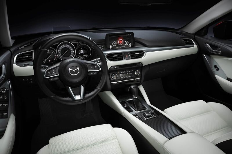 Auch im Innenraum sind die Änderungen minimal. Neu geformt hat Mazda unter anderem das Lenkrad. (Mazda)