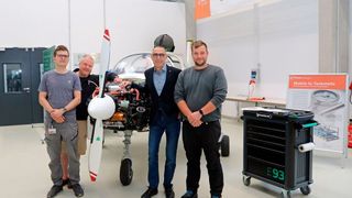 Work on the travel motor glider "Taifun 17 H₂": Research associate Jan Hußlein, engineer Tom Wollin, dean Prof. Dr. Johannes Paulus, and master’s student Sebastian Stenger (from left to right) (Source: Eva Kaupp | THWS)