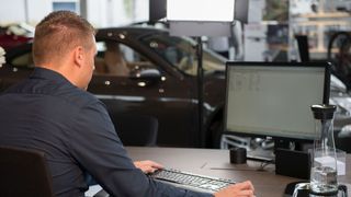 Bislang können Autohäuser online nur Fahrzeuge auf sich selbst zulassen. Kundenfahrzeuge können theoretisch über die Großkundenschnittstelle von großen Autohäusern oder Dienstleistern angemeldet werden, doch seit dem Start von i-Kfz im September 2023 hat das nur in den wenigsten Fällen funktioniert. (Bild: A.Fenqler www.das-fotoprojekt.de 53859Niederkassel,)