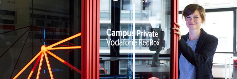 Britta Rudolphi, Leiterin des 5G Lab von Vodafone, mit der RedBox(Bild:  Vodafone)