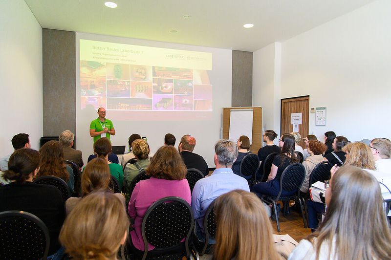 Auch die Fachvorträge sind ein zentraler Besuchsgrund jeder LAB-SUPPLY.    Mehr Infos zu den kommenden LAB-SUPPLY-Messen finden Sie auf www.lab-supply.info (Bild: Stefan Stark)