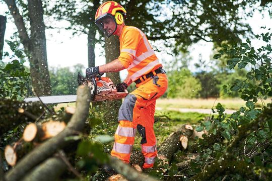 Die Schnittschutzhose verbindet Schnitt- und Warnschutz.(Bild:  Kübler)