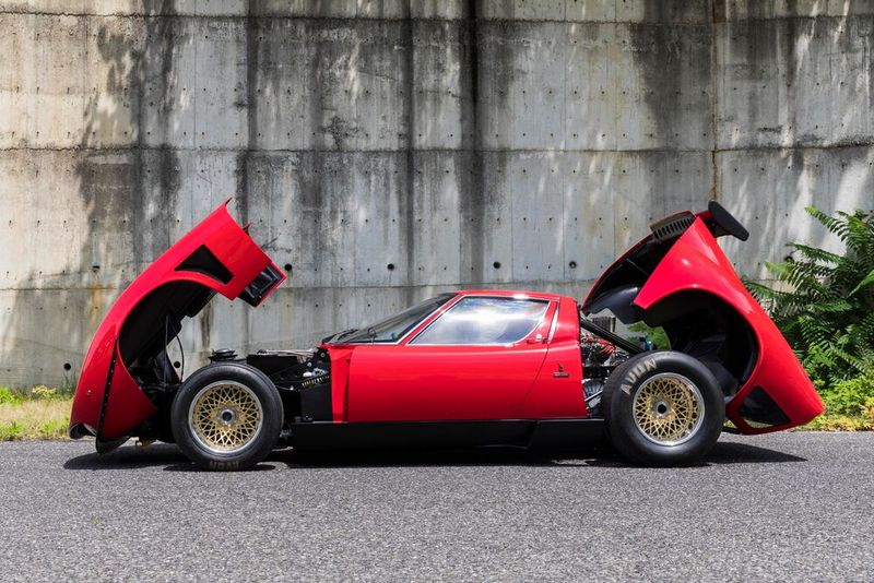 Supercar neu gedacht – Der von Marcello Gandini gezeichnete Lamborghini Miura beeindruckte ab 1966 mit einem furios starken Mittelmotor. (Bild: Lamborghini)