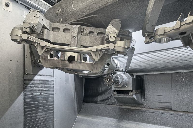 Im Zentrum der Anlage stehen drei hoch performante Doppelspindel-Bearbeitungszentren vom Typ Syncromill C21-80/1500. (Bild: Oliver Hallwirth / raumpixel)