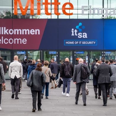 it-sa-expo-congress-eingang-16-9-1394x784v1 (Bild: NürnbergMesse GmbH)