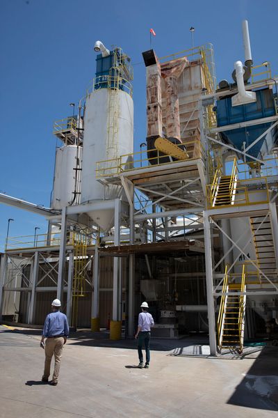 Evonik hat bereits vor Jahren begonnen, Technologien für die Reinigung von Pyrolyseöl zu entwickeln. Dabei konnte das Unternehmen auf seine langjährige Expertise in der Petrochemie und der Aufbereitung von Rohstoffen zurückgreifen.   (Bild: Evonik Industries)