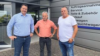 Peter Kleine (Mitte), Geschäftsführer des Ford-Autohauses Kleine, mit Ralf Giuliani (links) und Andreas Giuliani (rechts), Geschäftsführer Motor Center Heinen, vor dem Ford-Betrieb. (Bild: Motor Center Heinen)