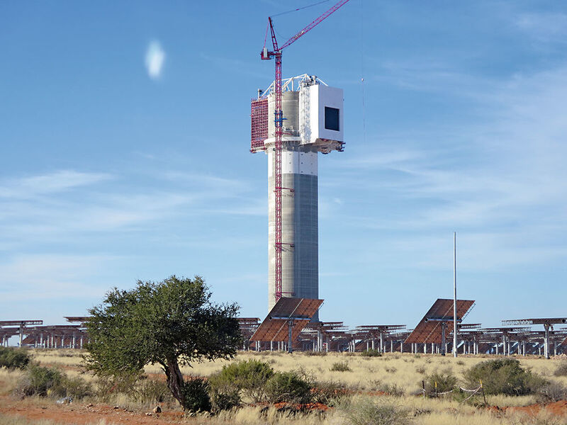 In Südafrika werden zurzeit auch Kapazitäten in Form von Solarkraftwerken aufgebaut. Hier der Bau einer Turmanlage. (Dinter)