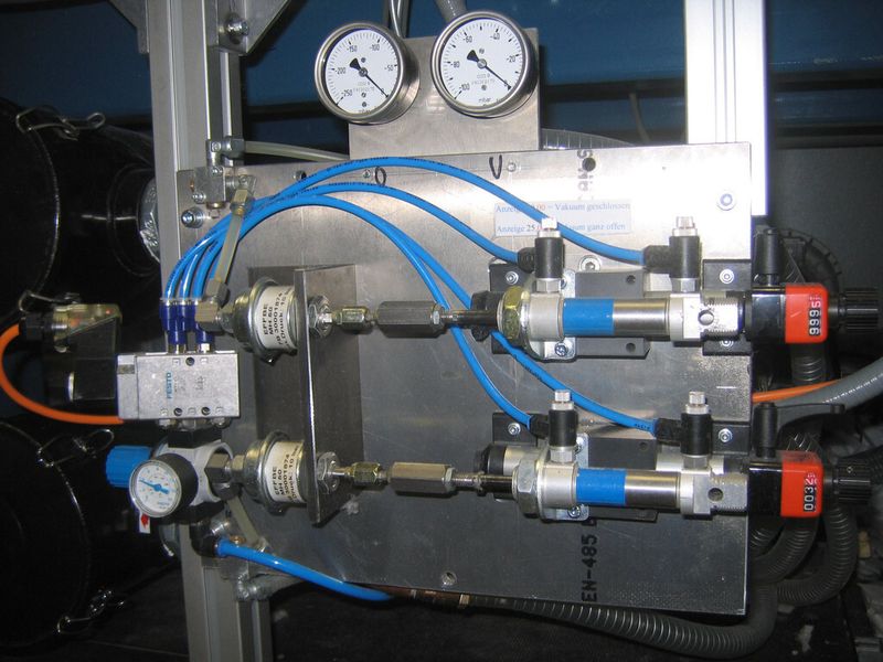 Bild x: Mit der Drylin-Lineareinheit Easy Tube SET-25 lässt sich das Format von Pneumatikzylindern zur Reinigungsabblasung verstellen. (Bild: Igus)
