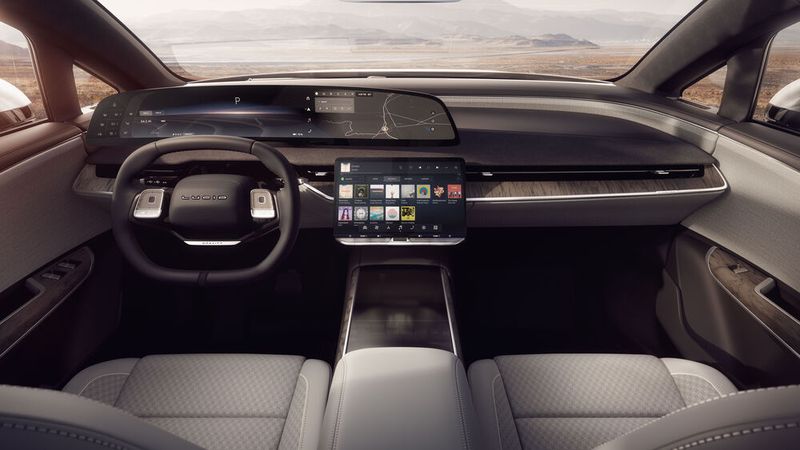 Der elegenate Innenraum wird von zwei riesigen Displays dominiert. (Bild: Lzucid)