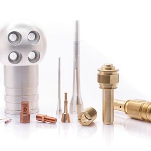 Typisches Bauteilspektrum der Eglin Präzisionsmechanik. Eine besondere Stärke ist die spanende Bearbeitung von Kupferlegierungen bis hin zu Reinkupfer. (Bild:  NIELS FRANKE)