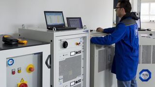 TÜV Süd-Experten zertifizieren Wechselrichtern und Solarspeichern. (Richard Wietek/TÜV Süd)