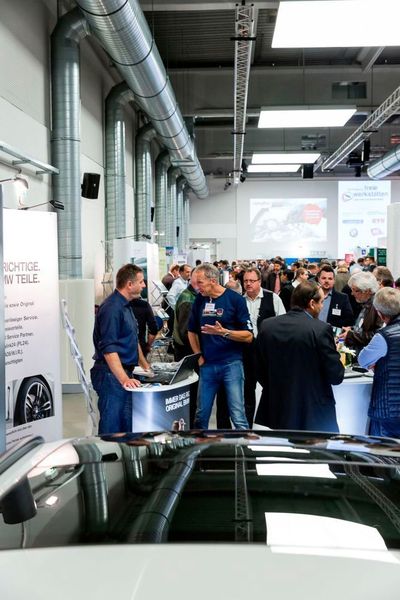 Ausgewogene Mischung aus Theorie und Praxis: Die Fachtagung bietet neben interessanten Fachvorträgen auch stets eine Ausstellung. Hier sind unterschiedlichste Anbieter aus dem automobilen Aftermarket vertreten. (Stefan Bausewein)