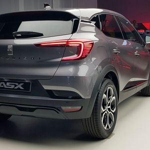 Zu den serienmäßigen Fahrassistenten gehören ein aktiver Spurhalteassistent, Einparkhilfen und eine Rückfahrkamera.(Bild:  Autoren-Union Mobilität / Frank Wald)