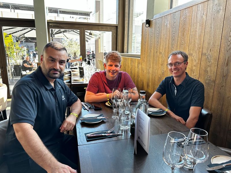 (v. l.) Okan Oguz (Corsair) mit Tim Lassen und Hannes Gritzke (ComLine). (Bild: Vogel IT-Medien )