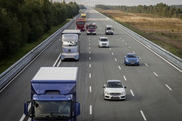 Der Mercedes-Benz Future Truck 2025: Weltpremiere der spektakulären Studie des Lkw von morgen – autonome Fahrt in eine faszinierende Zukunft (Mercedes-Benz)