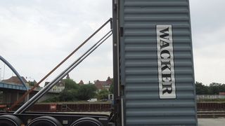 Mit dem Kippchassis können 20-Fuß-Standardcontainer mit einem Gewicht bis zu 30t transportiert und sowohl vertikal als auch ebenerdig abgesetzt werden. (Bild: TFG)