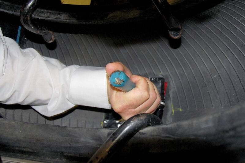 Bild 7: Mit einem Roller presst der Anwender das Reparaturpflaster schließlich auf der aufgerauten Fläche fest. Einbaurichtung beachten! Der Cord im Pflaster ist nur in einer Richtung eingelegt. (Rosenow)