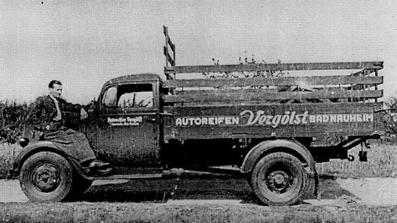 Nach Kriegsende wagte Hubert Vergölst in Steinfurth bei Bad Nauheim den Neuanfang und startete 1946 die Produktion runderneuerter Reifen. Der erste dokumentierte Vergölst-Kunde ist die Licher Privatbrauerei.  (Bild: Vergölst)