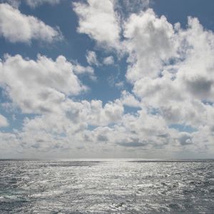 An der Grenze zwischen Ozean und Atmosphäre entsteht offenbar mehr Isopren als bisher angenommen. Das Gas trägt zur Wolkenbildung bei und hat daher Einfluss auf das globale Klima.