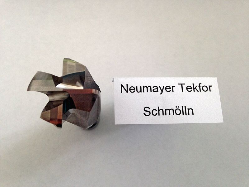 Der Plansenker erreicht beim Fertigbohren der Formkonturen eine Standzeit von 1440 Bauteilen. (Bild: Müller)