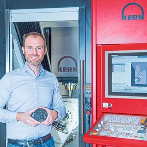 Alexander Stauder, Leiter Anwendungstechnik der Kern Microtechnik GmbH: „Bei Keramikbauteilen, die in der Analytik zum Einsatz kommen, ist es uns gelungen, die Ausschussquote auf Null zu senken.“ (Bild:  Kern Microtechnik GmbH)