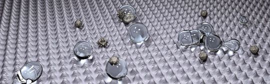 Visualisierung einer mikrostrukturierten Aluminiumoberfläche mit Schmutzpartikeln und Wassertropfen Visualisierung einer mikrostrukturierten Aluminiumoberfläche mit Schmutzpartikeln und Wassertropfen