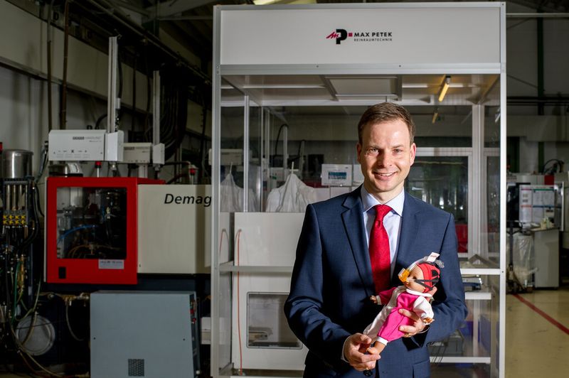 Geschäftsführer Armin Hossinger mit dem Medi-Jet, einer Gemeinschaftsentwicklung von WHR Hossinger Kunststofftechnik sowie der Medin Medical Innovations. (Bild: Sumitomo (SHI) Demag)