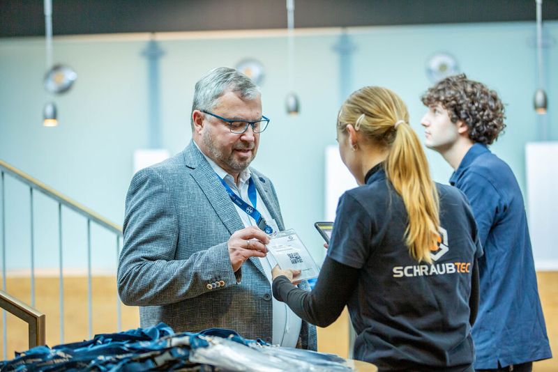 Die Regionalmesse Schraubtec ist kostenfrei für Besucher. Kurzer Check-In und los geht`s mit den Fachgesprächen. (Bild: Amelie Jehmlich/ART n Photo)