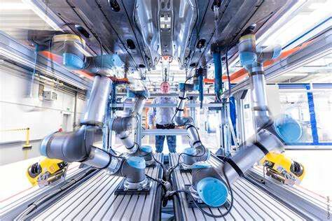 Roboter agieren schneller, werden quasi nicht krank, können rund um die Uhr arbeiten und sind kräftiger und präziser als der Mensch. Das macht Angst, dass Roboter uns die Arbeit wegnehmen könnten. Doch Forscher können beweisen, dass das nicht unbendingt sein muss.(Bild:  Universal Robots)