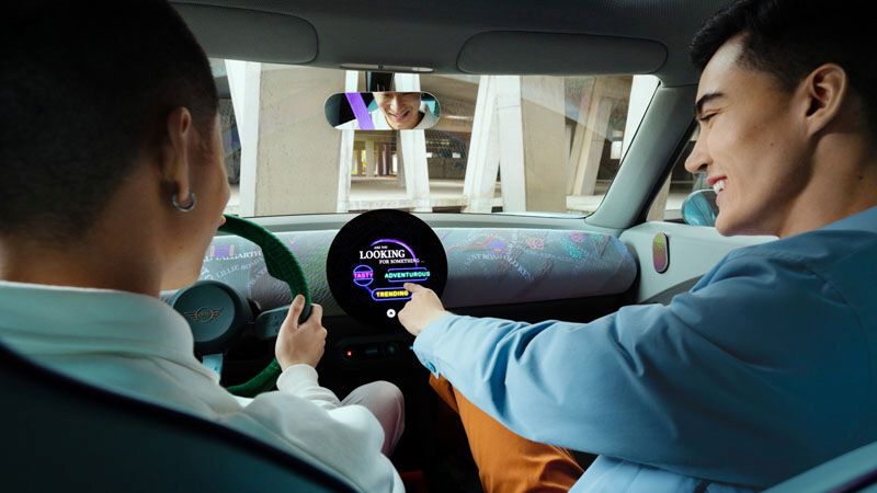 Innen gibt es ein als vollständig rundes OLED-Display ausgeführtes Zentralinstrument. (Bild: Mini)